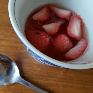 赤紫蘇ジュースで鮮やかな 苺のゼリー